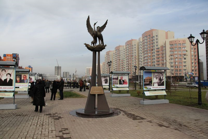 Скульптурная композиция «Аисты» в сквере им. Н. С. Ермакова г. Новокузнецка. Фото с сайта: http://kemoblast.ru/uploads/2012/10/IMG_1001.jpg Дата фотографии 2012 г.